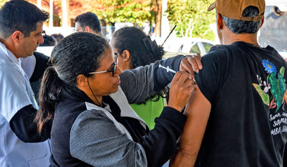 Drive-thru imuniza 432 pessoas contra a Influenza