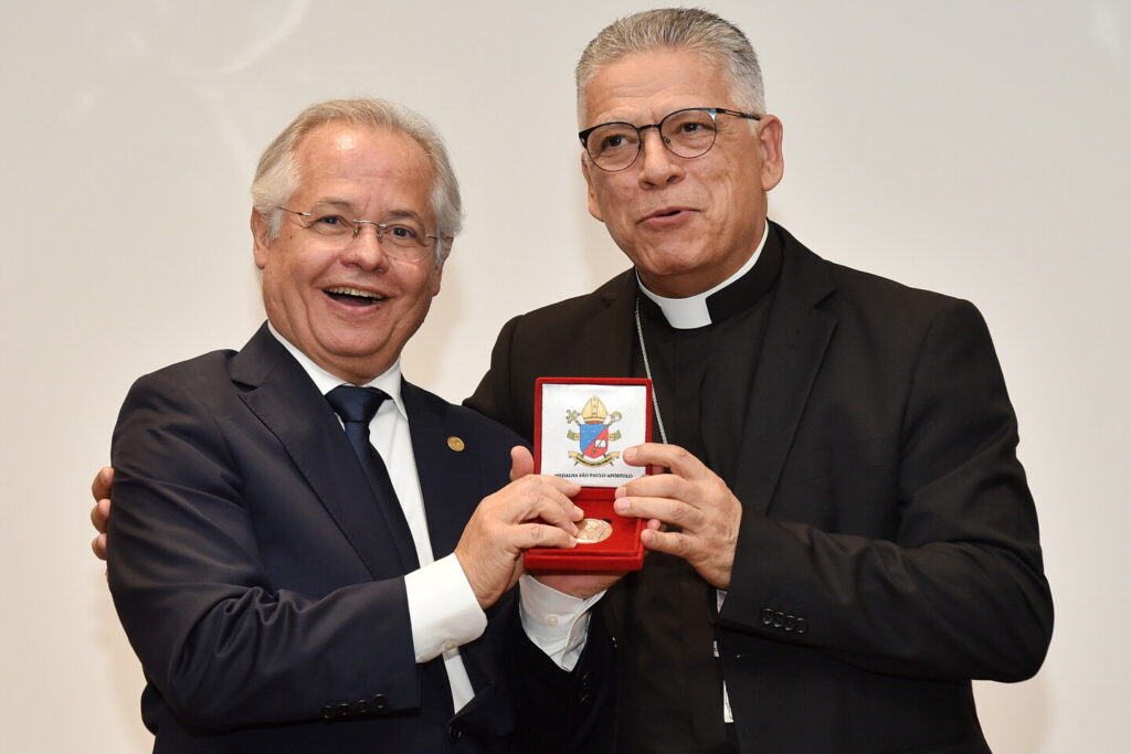 Monteiro Neto recebeu a Medalha em solenidade na capital