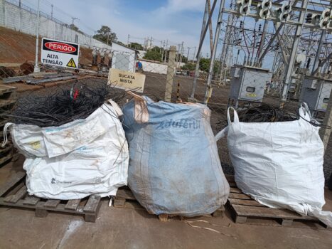 Retirada de cabos irregulares em postes é acompanhada pela CPFL
