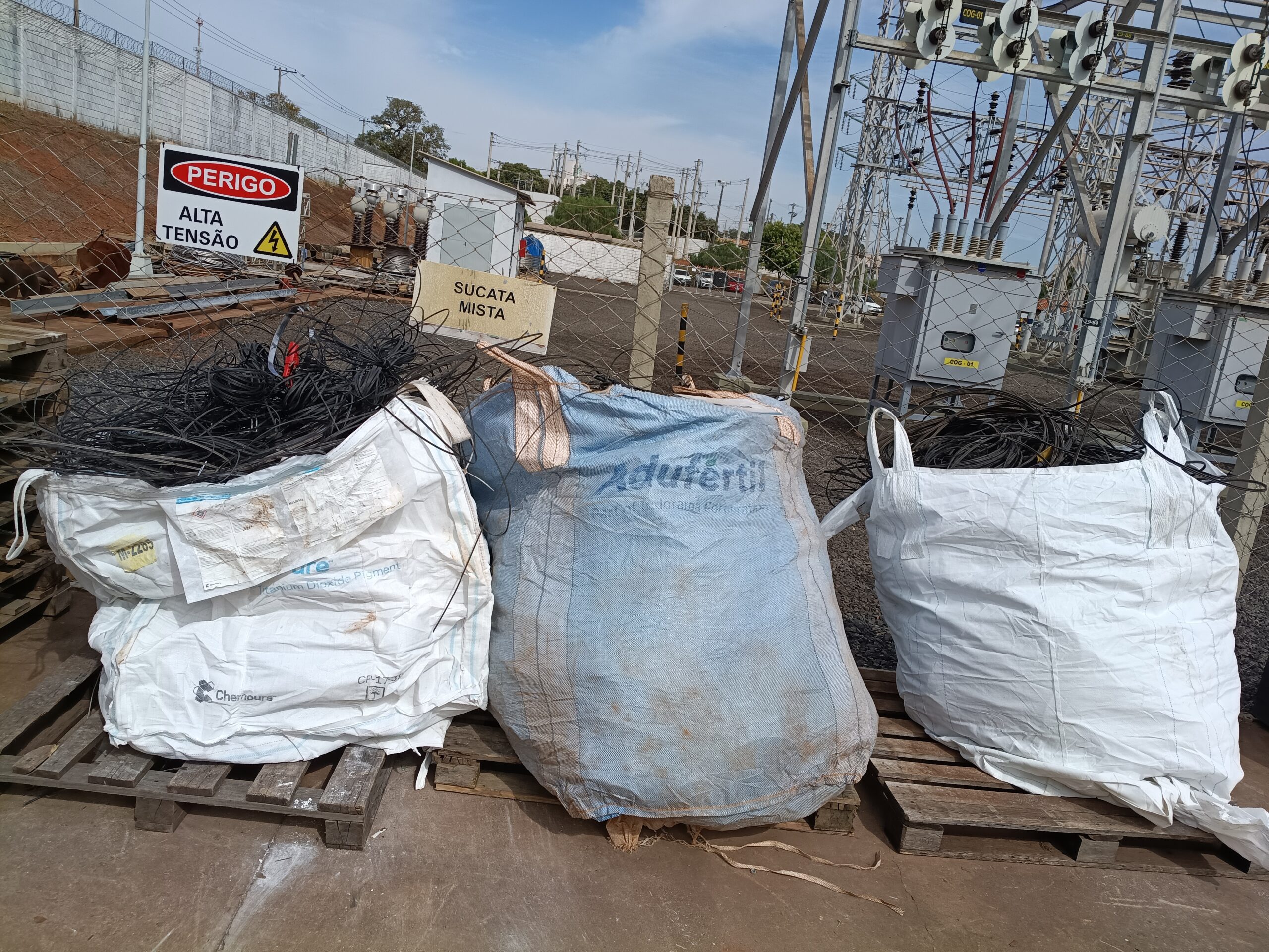 Fiscalização em postes remove 6,6 toneladas de cabos irregulares, diz CPFL