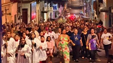 A Semana Nacional da Família teve como destaque, na terça-feira (11), a caminhada luminosa que saiu da Catedral do Divino Espírito Santo em direção ao Santuário Nossa Senhora do Rosário.