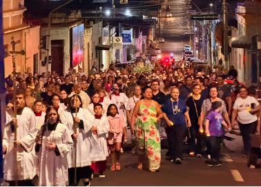 A Semana Nacional da Família teve como destaque, na terça-feira (11), a caminhada luminosa que saiu da Catedral do Divino Espírito Santo em direção ao Santuário Nossa Senhora do Rosário.