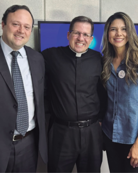 Carlos Crepaldi Jr, a apresentadora Jac Brito e o padre Davis Pedott no estúdio