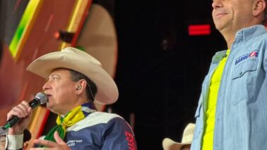 A 71ª Festa do Peão de Boiadeiro de Barretos recebeu a visita na noite deste sábado (22), do governador Tarcísio de Freitas (Republicanos) que é candidato a reeleição e do candidato a presidente Flávio Bolsonaro (PL).