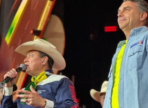 A 71ª Festa do Peão de Boiadeiro de Barretos recebeu a visita na noite deste sábado (22), do governador Tarcísio de Freitas (Republicanos) que é candidato a reeleição e do candidato a presidente Flávio Bolsonaro (PL).