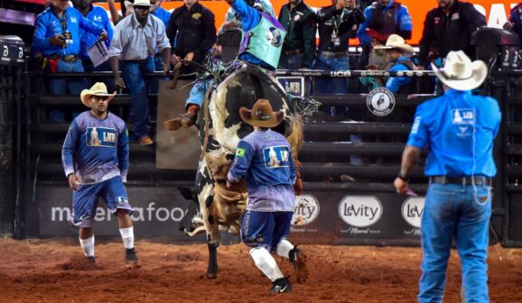 A etapa final da Liga Nacional de Rodeio (LNR) define hoje (26), na arena de rodeios do Parque do Peão, os finalistas que irão disputar a decisão da temporada 2026, no estádio de rodeios do Parque do Peão de Barretos.