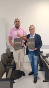 Vereador Tiagão e o prefeito Odair acompanharam a entrega de aparelhos auditivos