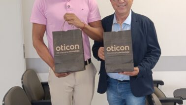 Vereador Tiagão e o prefeito Odair acompanharam a entrega de aparelhos auditivos