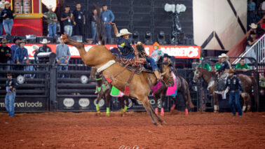 A disputa do rodeio em cavalos no estilo cutiano encerrou a noite de competições no 33º Barretos International Rodeo desta sexta-feira (28) com empate na primeira colocação.