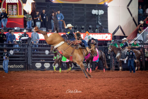 A disputa do rodeio em cavalos no estilo cutiano encerrou a noite de competições no 33º Barretos International Rodeo desta sexta-feira (28) com empate na primeira colocação.