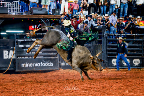 Com 36 competidores representando o Brasil, Estados Unidos, México e Austrália começaram na noite desta quinta (27), as disputas do 33º Barretos International Rodeo, no estádio de rodeios.