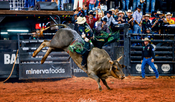 Com 36 competidores representando o Brasil, Estados Unidos, México e Austrália começaram na noite desta quinta (27), as disputas do 33º Barretos International Rodeo, no estádio de rodeios.
