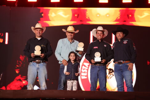 O Campeonato Barretos de Team Penning Master conheceu o trio campeão na noite desta quarta-feira (26), na arena de rodeios do Parque do Peão.