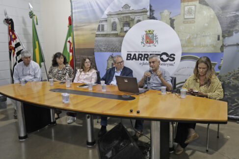 Em coletiva de imprensa realizada no auditório do Paço Municipal, o prefeito da Estância Turística de Barretos, Odair Silva, ao lado dos secretários André Ponciano (Planejamento) e Marcelo Jamal (Agricultura e Meio Ambiente)