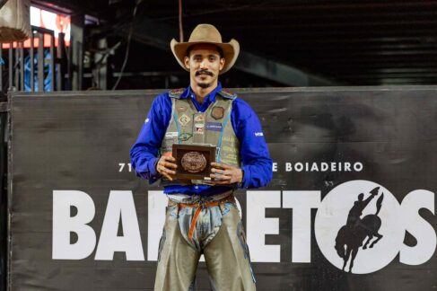 A segunda noite da final nacional da PBR (Professional Bull Riders) teve como vencedor o competidor sul-matogrossense Warley Oliveira da Silva, o Café, que conquistou nota 88,3 em sua montaria no touro Promissor da Companhia Paulo Emílio.