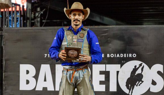 A segunda noite da final nacional da PBR (Professional Bull Riders) teve como vencedor o competidor sul-matogrossense Warley Oliveira da Silva, o Café, que conquistou nota 88,3 em sua montaria no touro Promissor da Companhia Paulo Emílio.