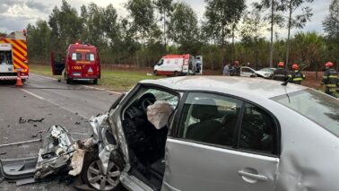 Colisão frontal entre pick-up e carro mobiliza equipes de resgate na Assis Chateaubriand (Foto: O Diário de Barretos)