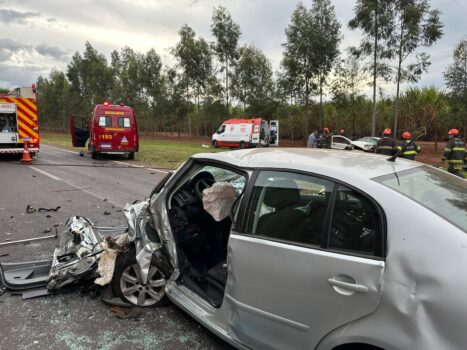 Colisão frontal entre pick-up e carro mobiliza equipes de resgate na Assis Chateaubriand (Foto: O Diário de Barretos)