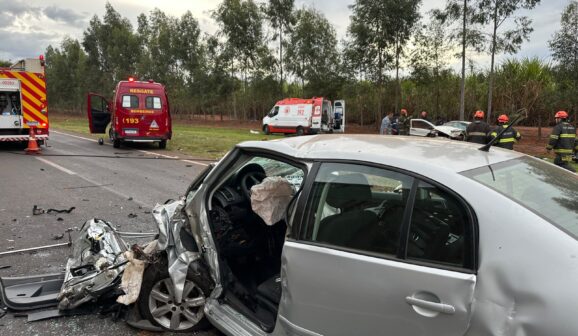 Colisão frontal entre pick-up e carro mobiliza equipes de resgate na Assis Chateaubriand (Foto: O Diário de Barretos)