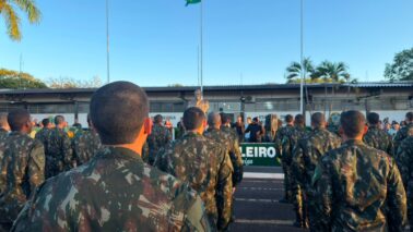 O Tiro de Guerra 02-005 de Barretos realizou, no sábado (1º), a cerimônia de entrega das boinas aos atiradores da turma de 2026 e o encerramento do Curso de Auxiliar de Instrução de Tiro de Guerra.