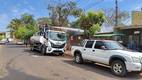 Os agentes da Defesa Civil e da Ronda Municipal de Barretos atuaram no combate a um incêndio no fim da manhã desta sexta-feira (7), no bairro Ibirapuera
