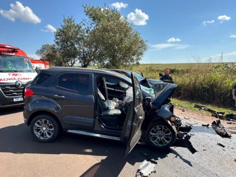 Colisão frontal entre Ecosport e caminhonete deixa quatro feridos (Foto: O Diário de Barretos)