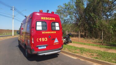Bombeiros socorrem motociclista após queda em rotatória (Foto: O Diário de Barretos)