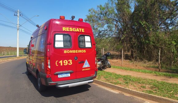 Bombeiros socorrem motociclista após queda em rotatória (Foto: O Diário de Barretos)