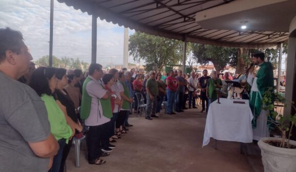 Missa do Dia dos Pais no Cemitério Municipal (Foto: O Diário de Barretos)