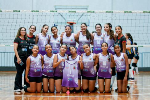 As meninas de Barretos da equipe Sub-12 Pré-Mirim Feminina da Secretaria Municipal de Esportes e Lazer/Associação Pró-Vôlei Barretos conquistaram o título da 3ª Etapa dos Festivais APV