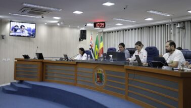 Sessão antecipada mantém votação de projetos