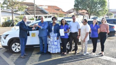 Fundação Lugar de Viver Feliz recebe carro zero km