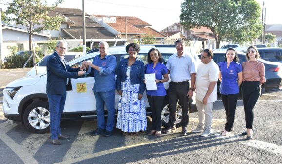 Fundação Lugar de Viver Feliz recebe carro zero km