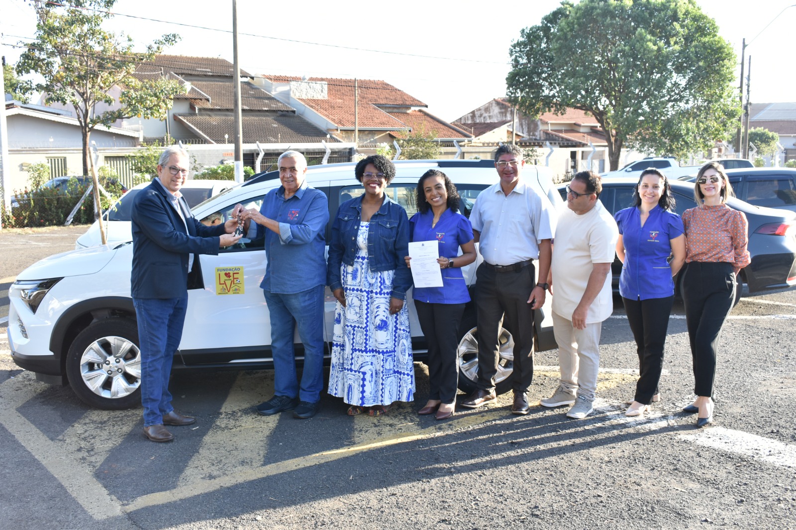 Fundação Lugar de Viver Feliz recebe carro zero km