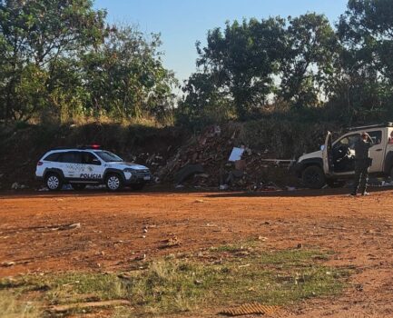 Polícia Ambiental flagra descarte irregular de resíduos em área rural
