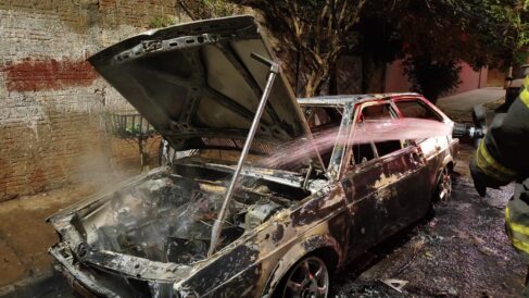 Carro é destruído por incêndio no São Francisco (Foto: O Diário de Barretos)
