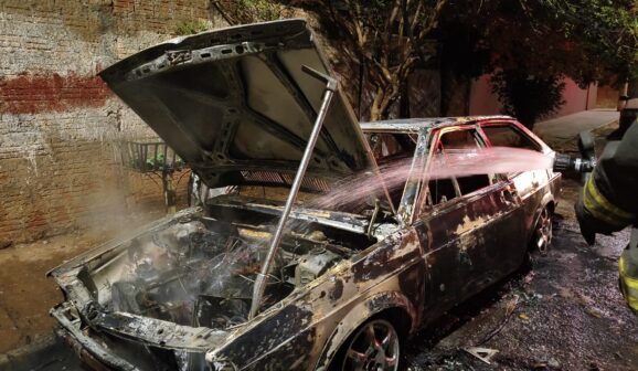 Carro é destruído por incêndio no São Francisco (Foto: O Diário de Barretos)