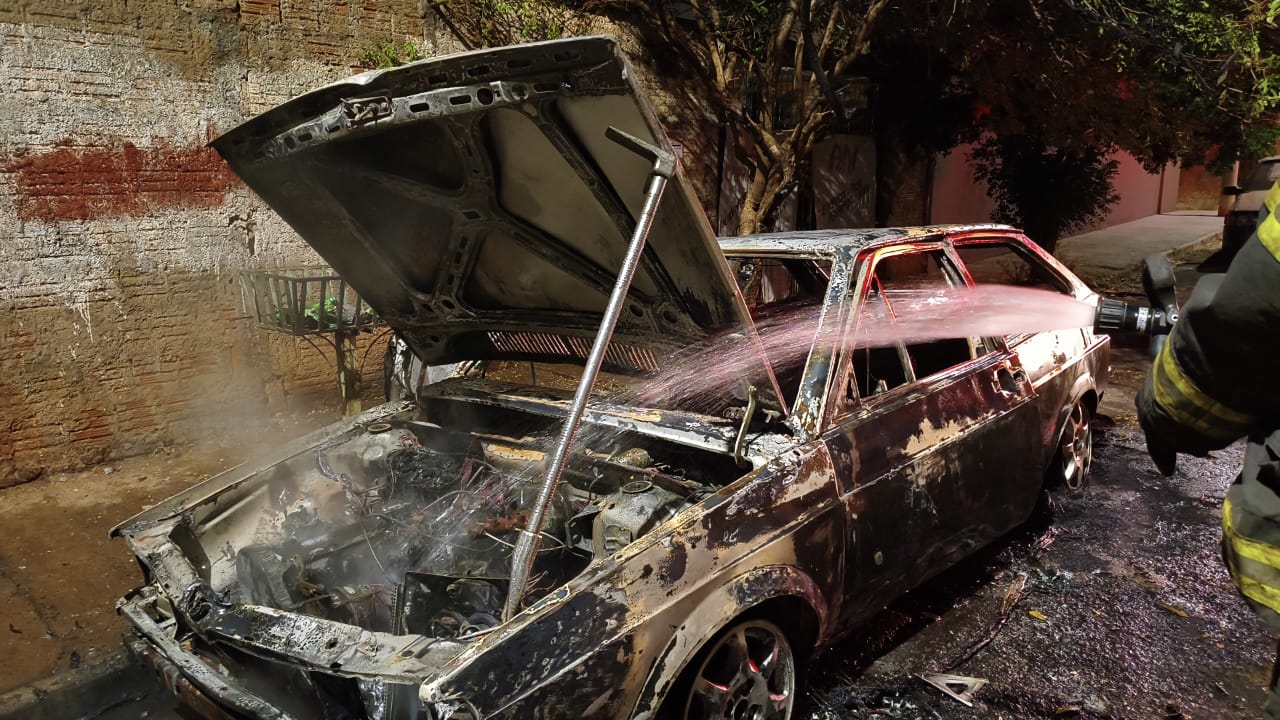 Carro é destruído por incêndio no São Francisco