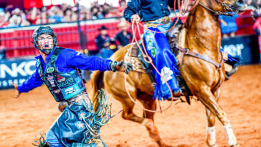 Competidor de Lagoa Formosa vence primeira noite do rodeio da PBR Brazil