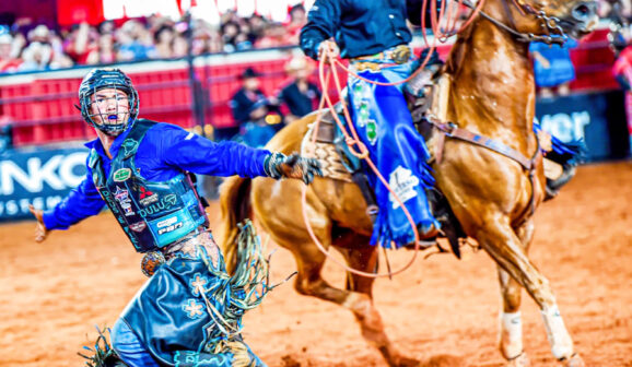 Competidor de Lagoa Formosa vence primeira noite do rodeio da PBR Brazil