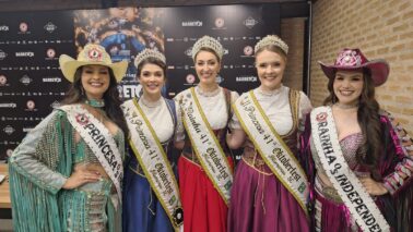 Na noite desta sexta-feira (21), a beleza da mulher brasileira foi enaltecida no Rancho da Imprensa, onde a rainha da Festa de Barretos, Alessa Esper, e a princesa Samyra Gonçalves deram boas-vindas à rainha Letícia Zonta e às 1ª e 2ª princesas Nicoli Gassen e Luana Oenning, da Oktoberfest de Blumenau/SC.
