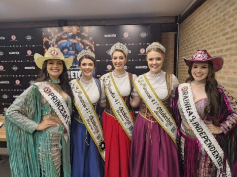 Na noite desta sexta-feira (21), a beleza da mulher brasileira foi enaltecida no Rancho da Imprensa, onde a rainha da Festa de Barretos, Alessa Esper, e a princesa Samyra Gonçalves deram boas-vindas à rainha Letícia Zonta e às 1ª e 2ª princesas Nicoli Gassen e Luana Oenning, da Oktoberfest de Blumenau/SC.
