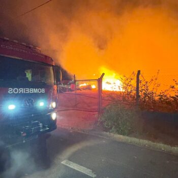 Bombeiros apagam incêndio em ecoponto na região do bairro Nadir Kenan (Foto: O Diário de Barretos)