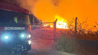 Bombeiros apagam incêndio em ecoponto na região do bairro Nadir Kenan (Foto: O Diário de Barretos)