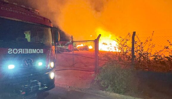 Bombeiros apagam incêndio em ecoponto na região do bairro Nadir Kenan (Foto: O Diário de Barretos)