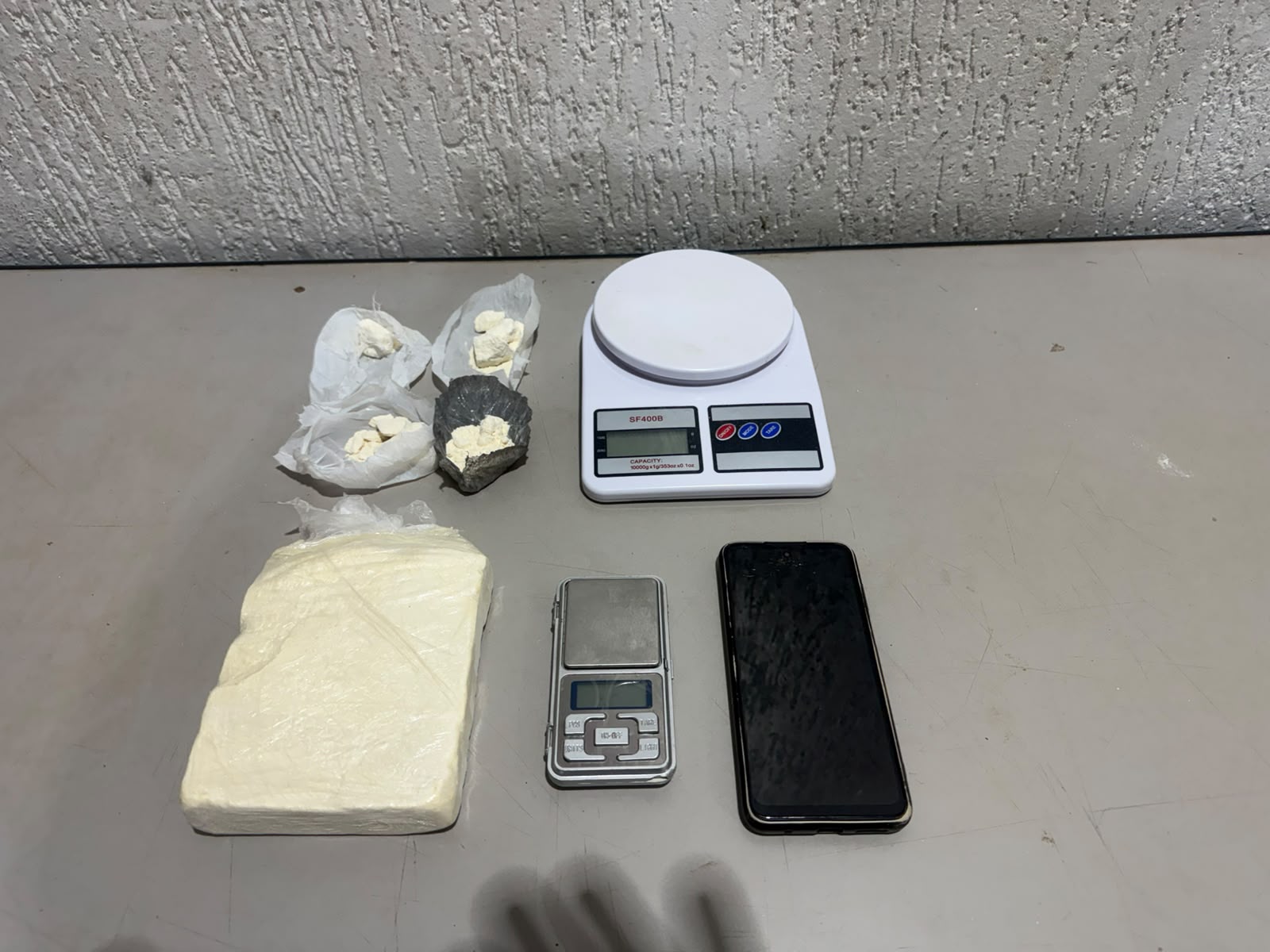 Polícia Militar detém mulher e apreende mais de meio quilo de cocaína