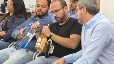 Agentes recebem treinamento para identificar bebidas falsificadas