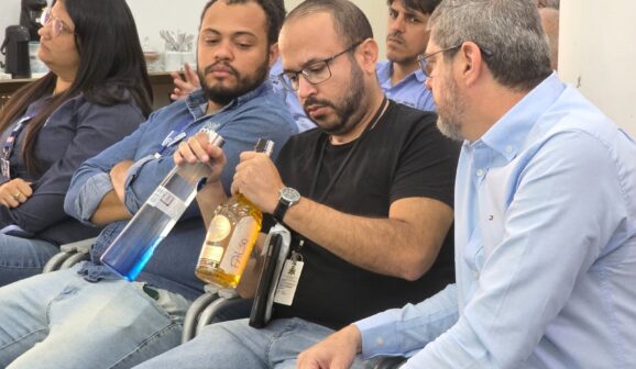 Agentes recebem treinamento para identificar bebidas falsificadas