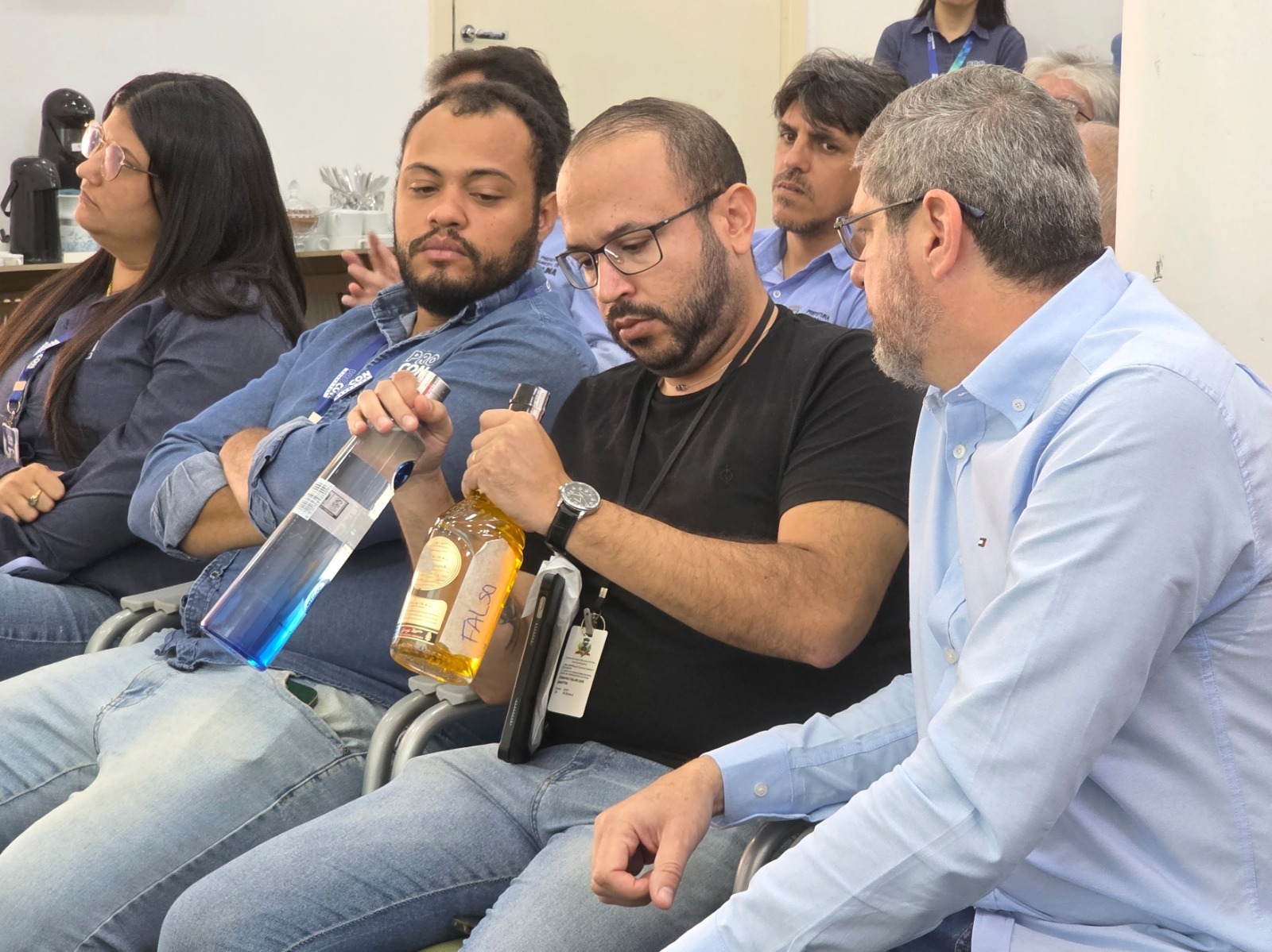 Agentes recebem treinamento para identificar bebidas falsificadas