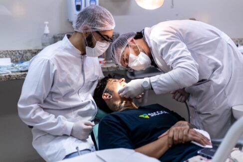 Atendimento odontológico gratuito segue até domingo no Parque do Peão